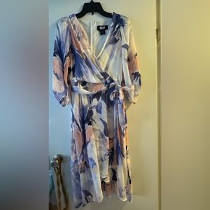 Excellent condition no sign of wear. Size 4, beautiful low cut, flowy dress.
